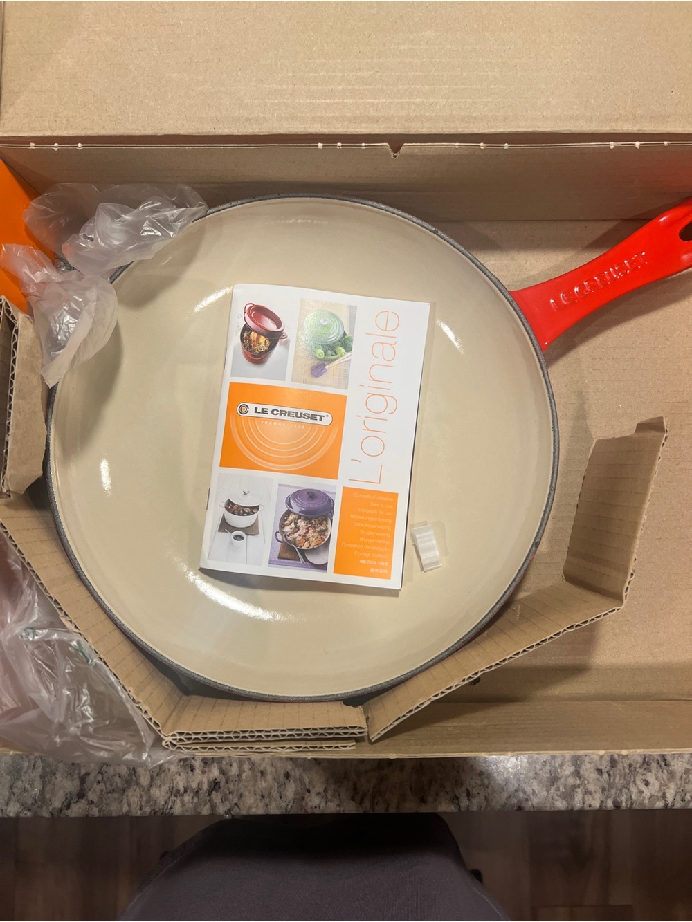 Le Creuset Cerise
Omelet Pan 9 1/2”